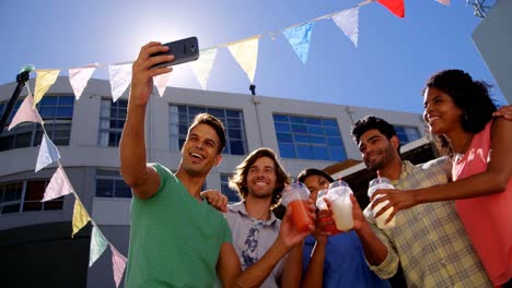amigos tomando selfies desde el teléfono móvil