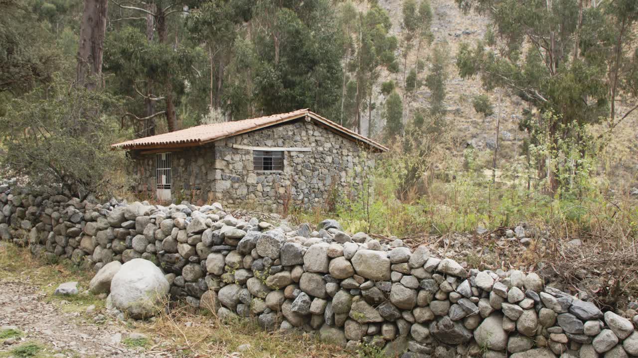 pared de roca huacaya y casa rústica 4k