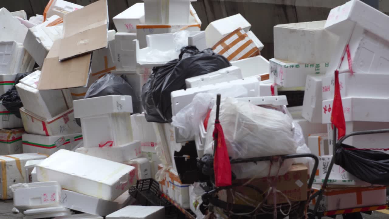 paletas rotas, bolsas de plástico, desechos humanos de todo tipo a la espera de la recogida de residuos