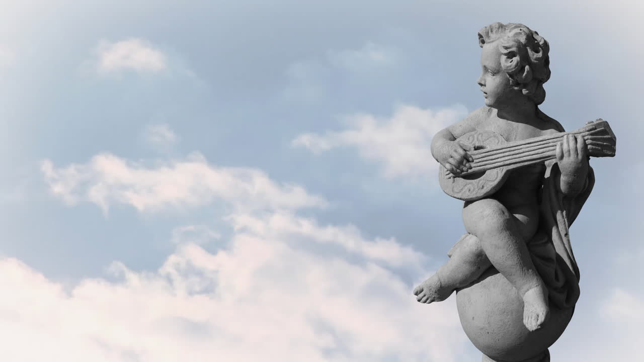 animación de la escultura gris de cupido sobre el cielo azul y las nubes, copia el espacio