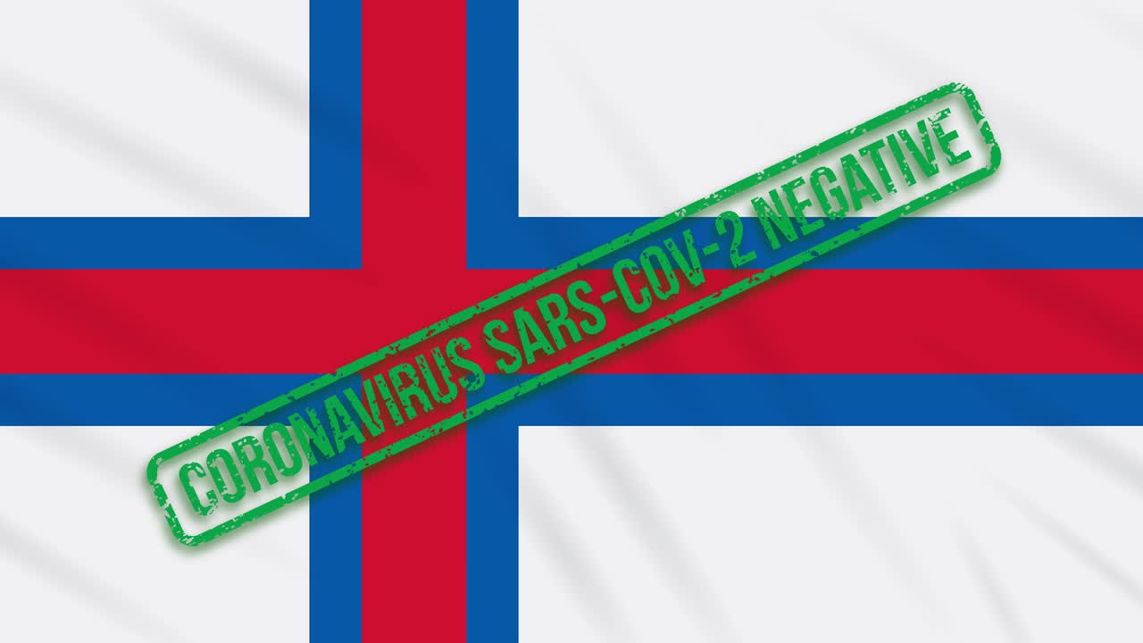 페로 제도 (faroe islands) 는 코로나 바이러스로부터의 자유의 녹색 스프를 가진 발을 흔들고 있습니다.