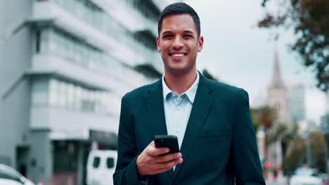 Teléfono,-Hombre-De-Negocios-Y-Rostro-En-La-Ciudad.