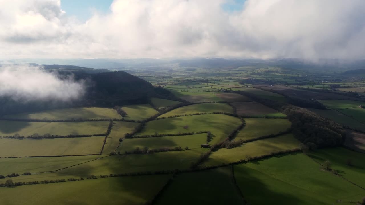 nubes y el campo por encima de las colinas de shropshire