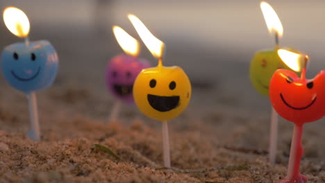 Bunte-Smiley-Kerzen-Am-Strand