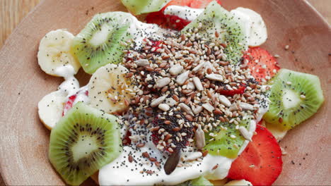 salade de fruits avec yogourt grec et graines