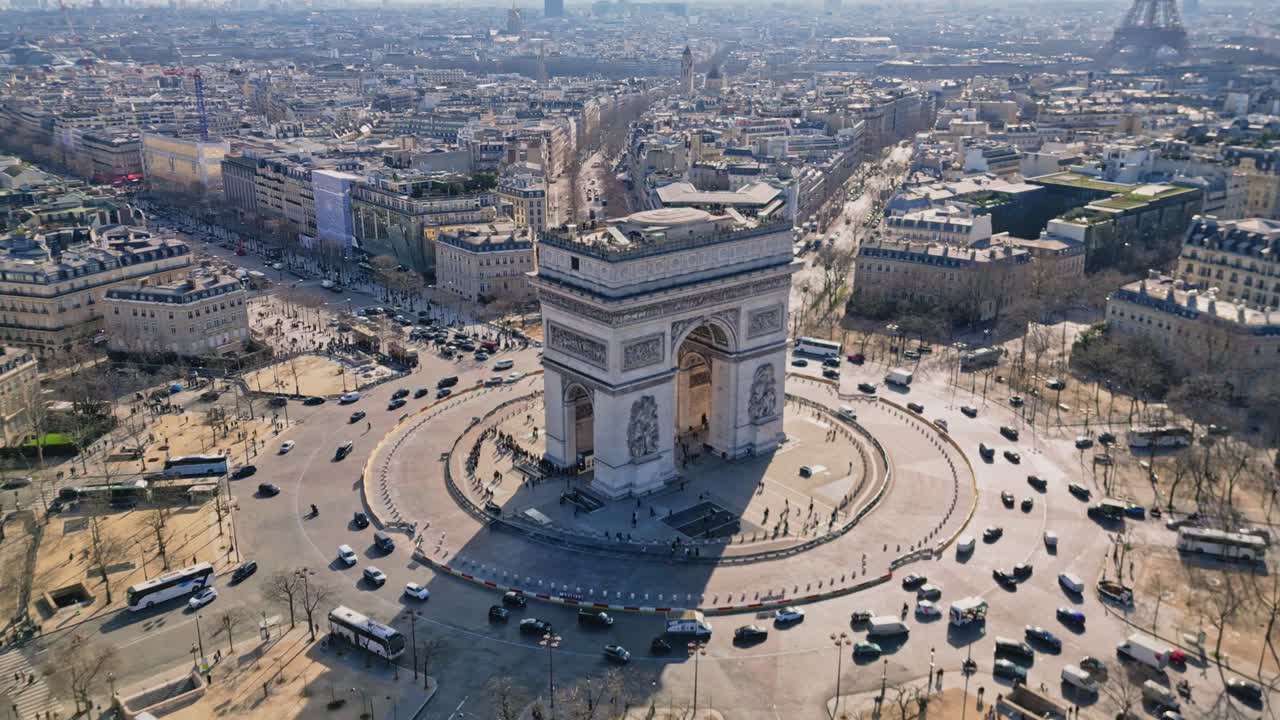 트리팔 아치 (triumphal arch) 와 프랑스 파리 시티스케이프 (paris cityscape) 의 라운드아부트 (roundabout) 에 있는 자동차 교통