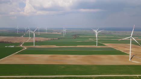 Parque-Eólico,-Muchos-Molinos-De-Viento,-Tierras-De-Cultivo,-Campos,-Disparo-De-Drone,-Plan-Total