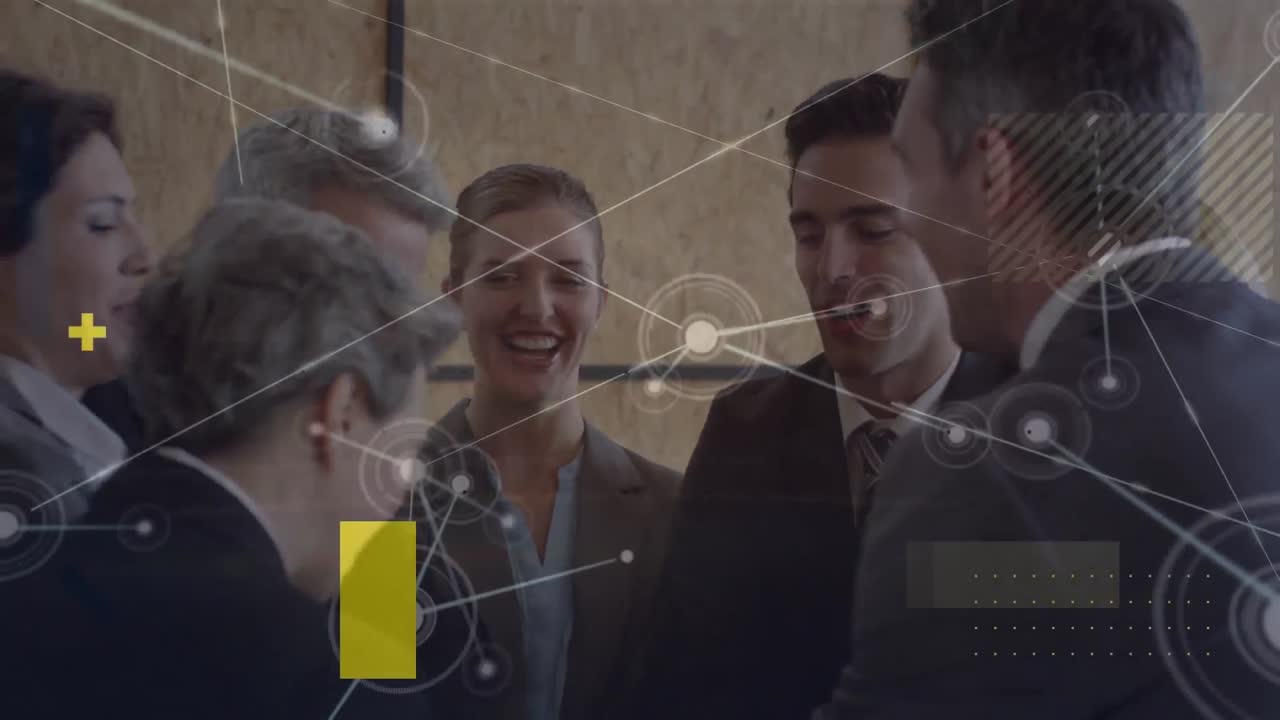 animación de la red de comunicación sobre felices colegas de negocios masculinos y femeninos apilando las manos