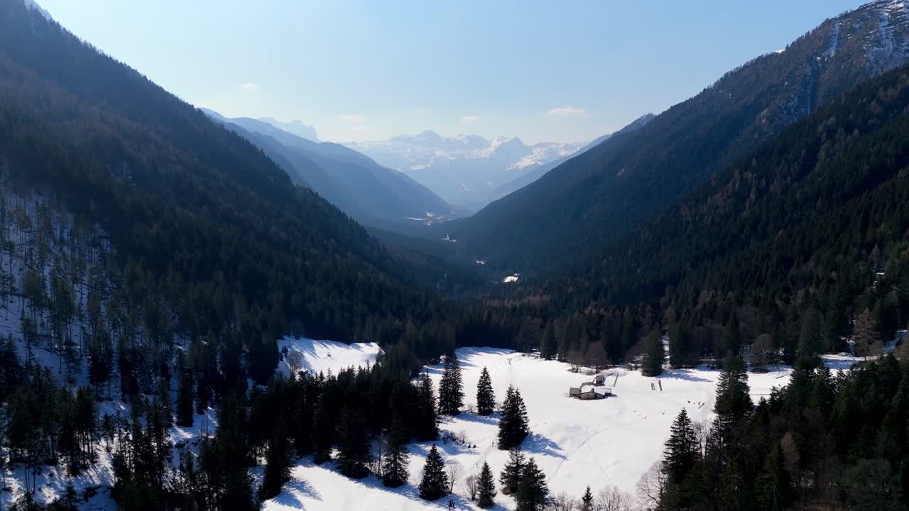 Vista aerea da drone di una vasta valle innevata vicino alla vetta della Presolana in Val di Scalve, Alpi Orobie. Un paesaggio invernale italiano mozzafiato ricoperto di neve fresca.