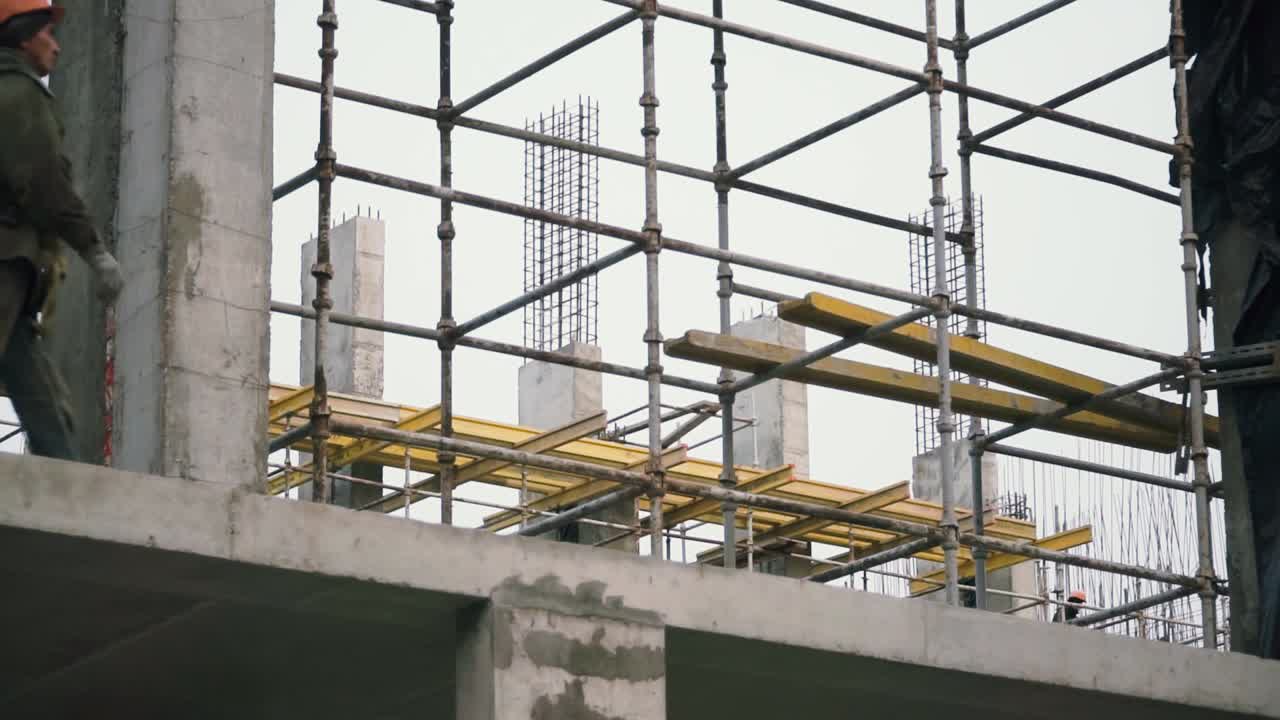 建筑工人在脚手架上