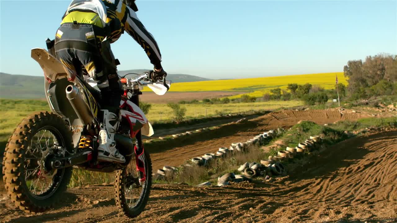 Homem andando de moto de motocross