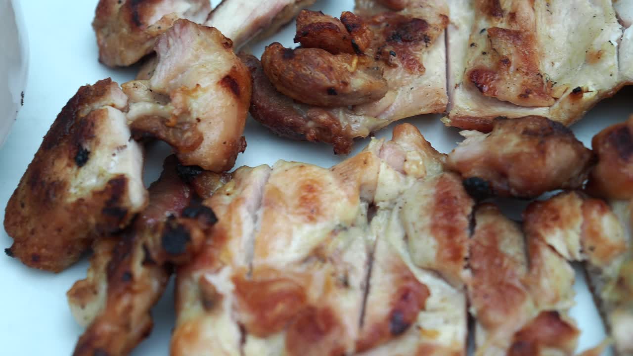 pollo alla griglia con insalata