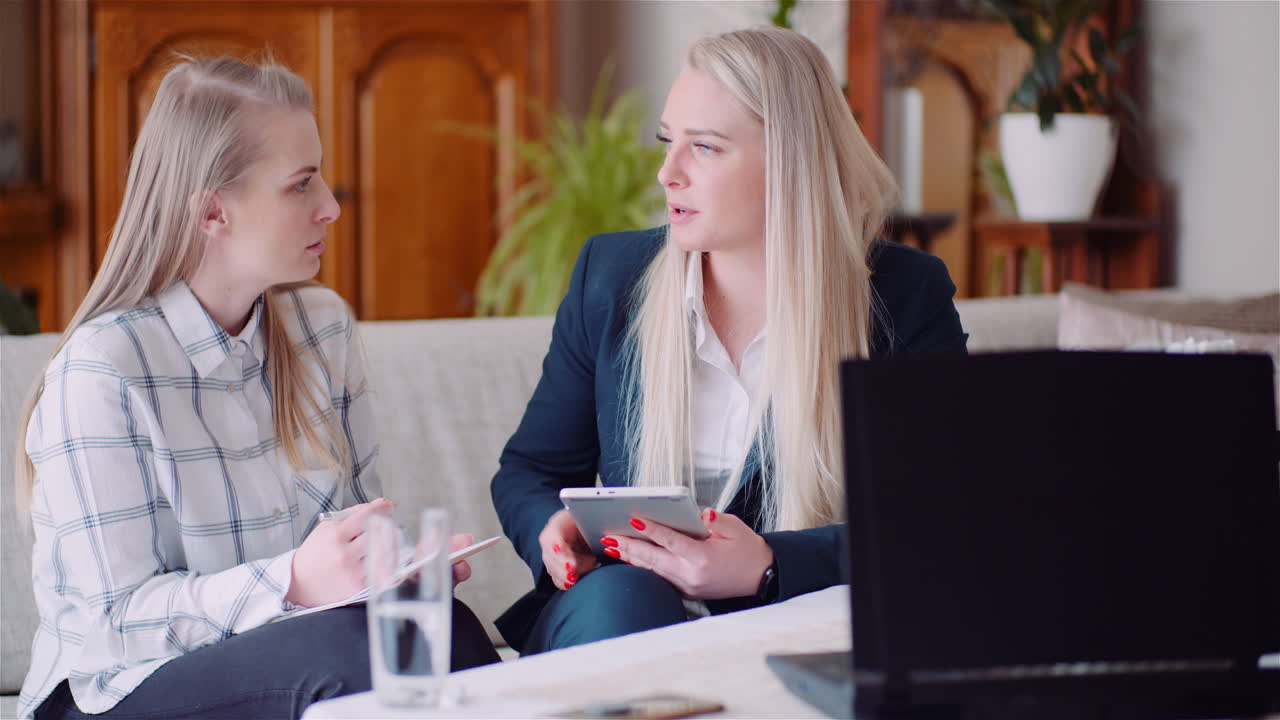 коллеги обсуждают стратегию бизнеса в офисе