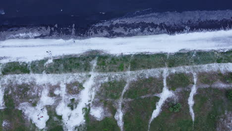 Drohnenaufnahmen-Von-Oben-Nach-Unten-Mit-Blick-Auf-Die-Küstenlinie-Eines-Strandes-In-Dänemark