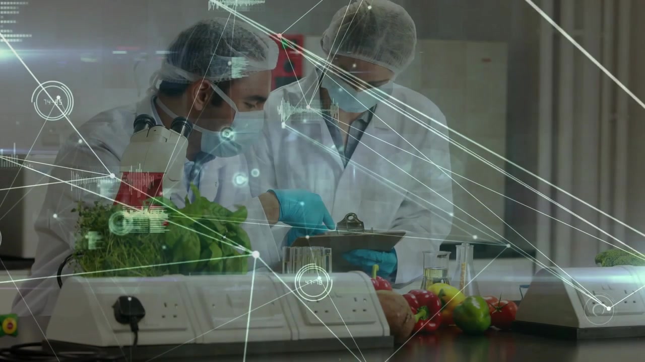 Vídeo vertical: Dois técnicos de laboratório reagindo a amostras no laboratório, usando microscópio e anotando dados na prancheta.
