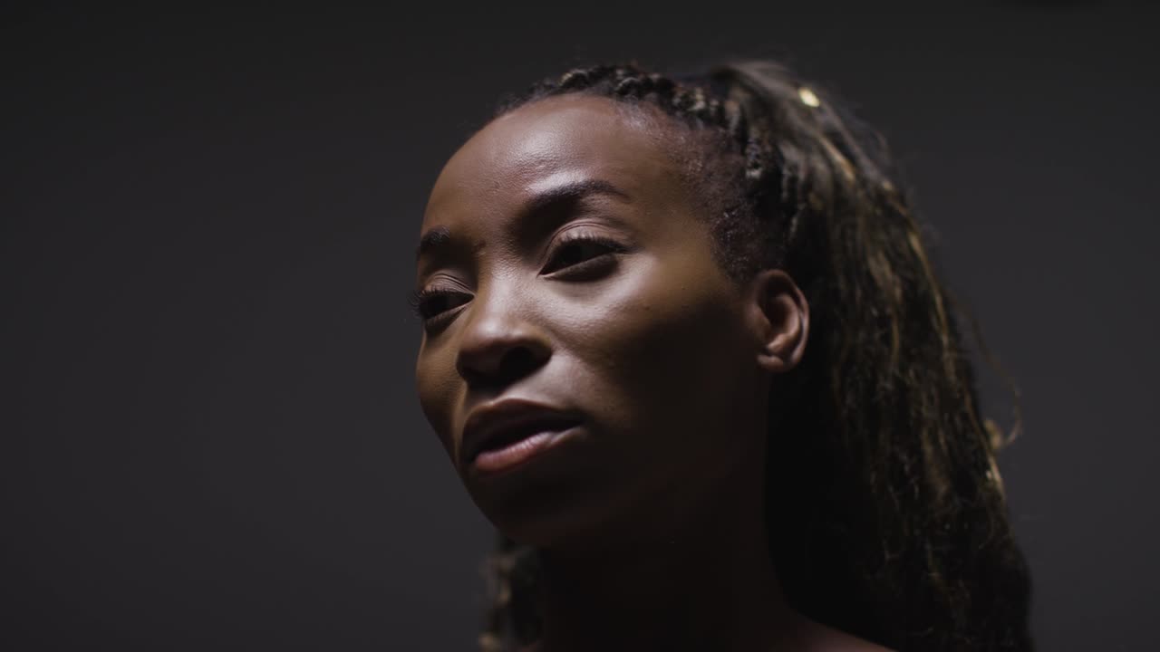 retrato de estudio cercano de una mujer que usa ropa de gimnasia para hacer ejercicio