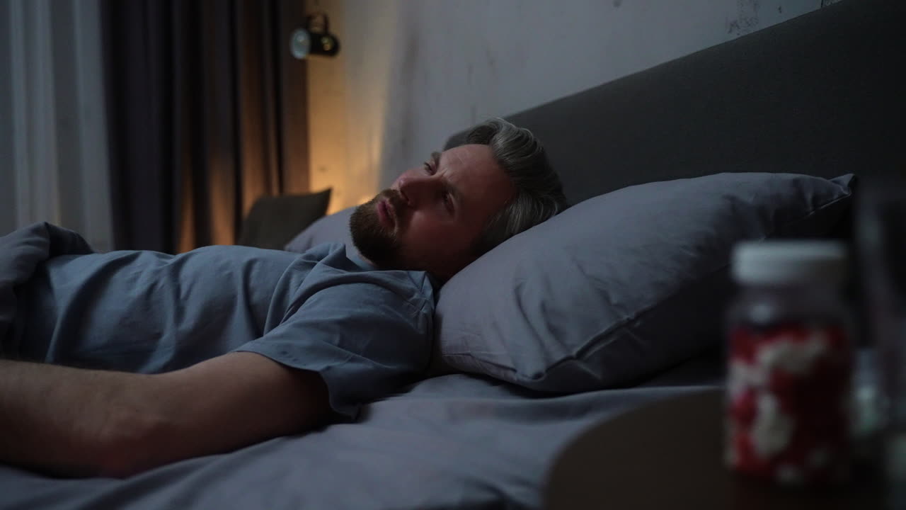 hombre en el dormitorio por la noche