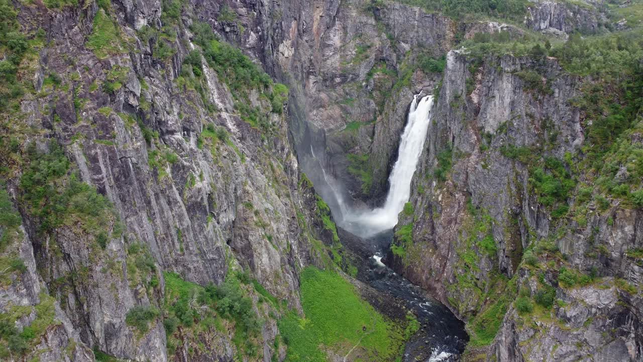 increíble cascada vøringsfossen dentro del cañón - antena moviéndose hacia atrás - enorme cantidad de agua cayendo desde la montaña plateu hardangervidda - noruega