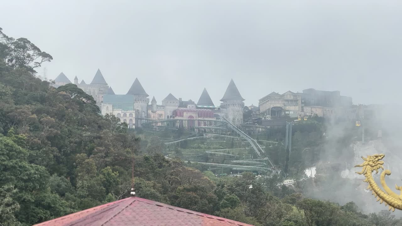 Sisli Da Nang, Vietnam'daki Sun World Ba Na Hills Şatosu üzerinde görkemli bir açılış çekimi. Sisli, yemyeşil manzaralar arasından geçen teleferikler, klasik Avrupa mimarisi ve rüya gibi atmosferi sergiliyor