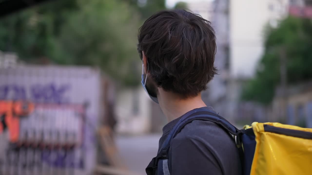 의료 보호 마스크를 착용 한 배달 남자 의 초상화, 측면 보기