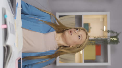 video vertical de una estudiante transgénero.