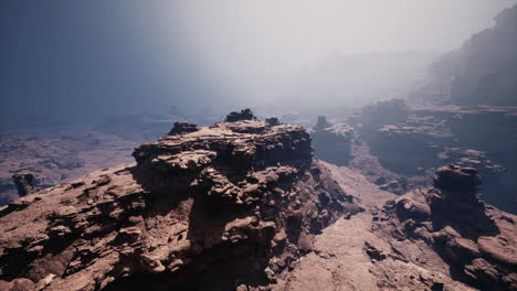 una impresionante vista de un cañón de roca roja
