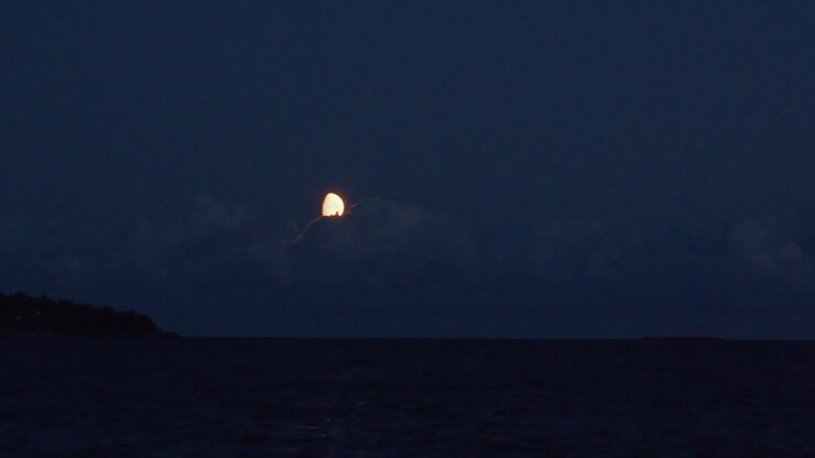 Nuvole che si muovono sopra la luna di notte sul mare