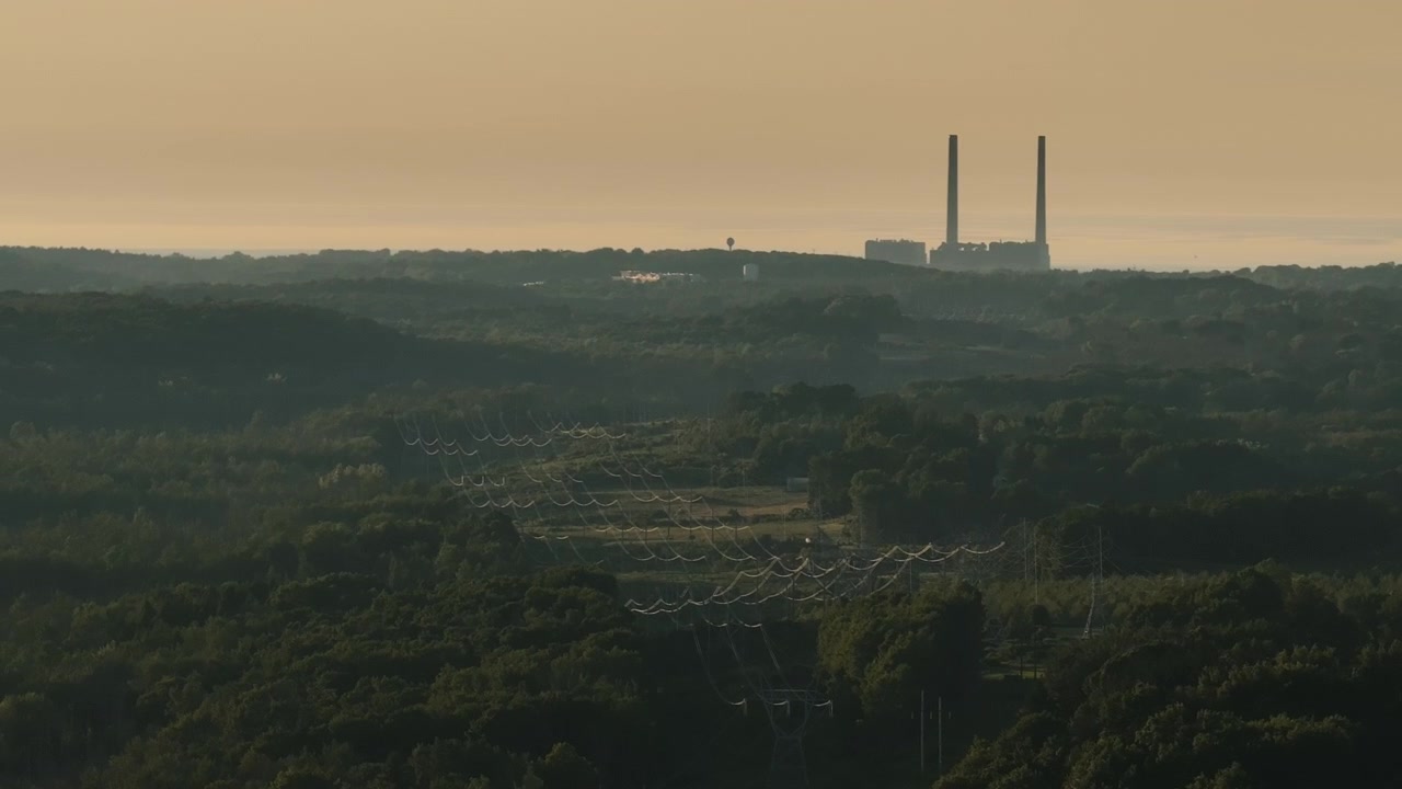Veduta aerea di una centrale elettrica sul Lago Erie. Ripresa a Oswego, New York, al tramonto