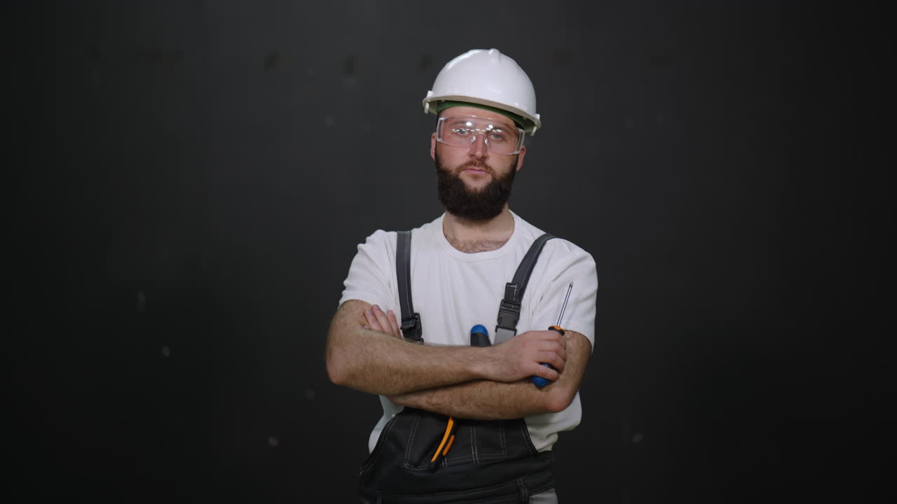 trabajador de la construcción con herramientas