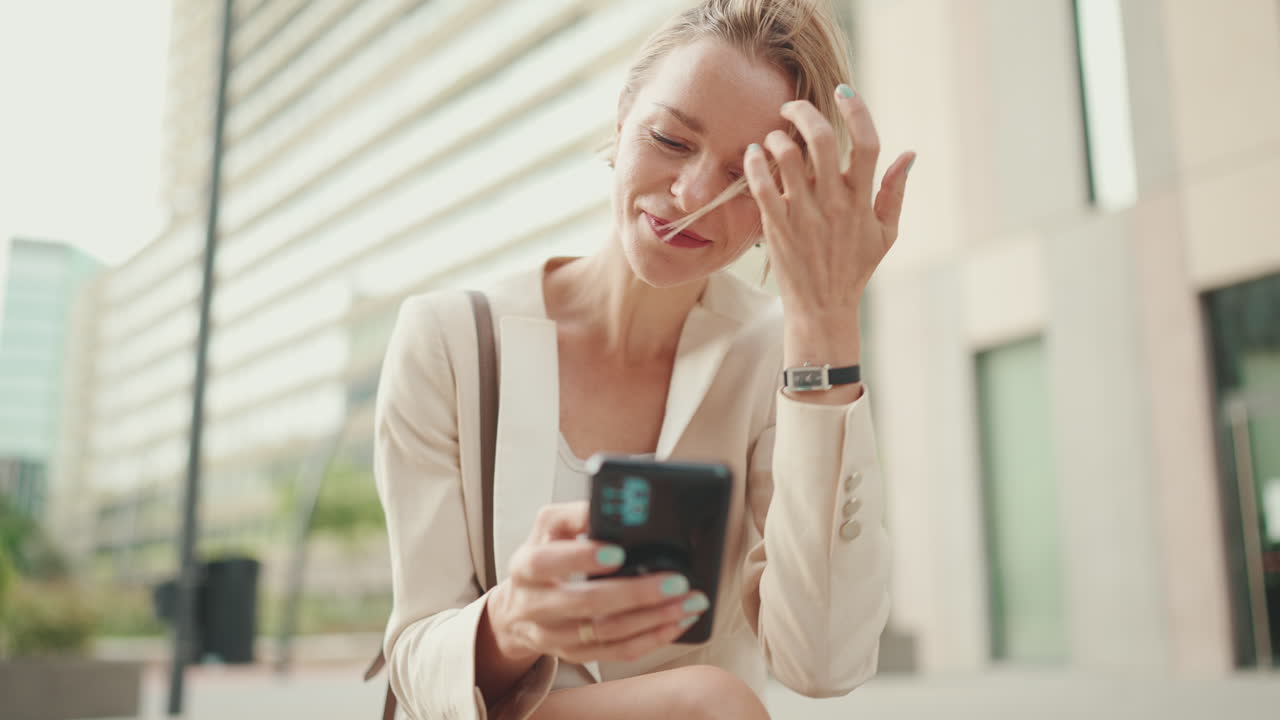 Frau benutzt das Telefon in der Stadt