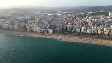 puesta de sol sobre la famosa y turística ciudad de lloret del mar