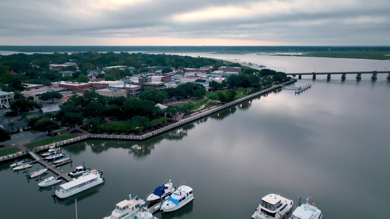empuje aéreo en el centro de beaufort sc, carolina del sur sobre marina