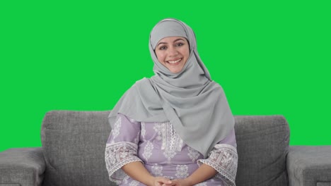 mujer musulmana feliz saludando con pantalla verde adaab