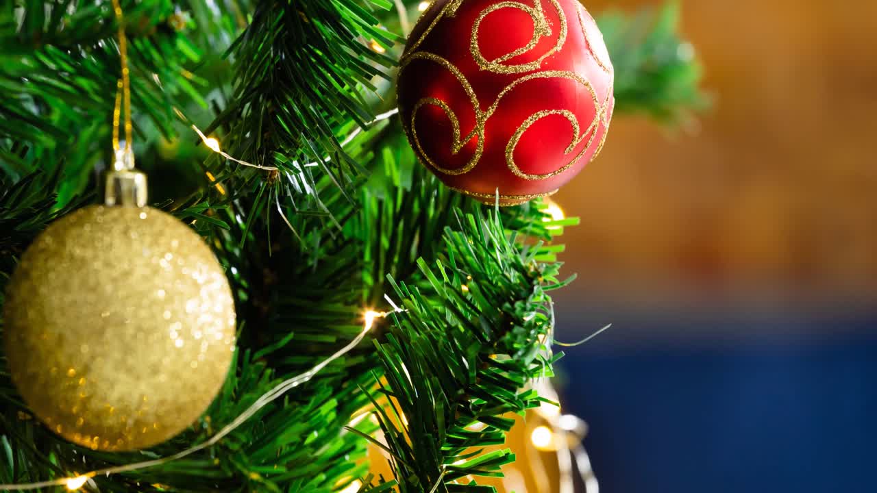 animación del árbol de navidad con decoraciones sobre un fondo borroso