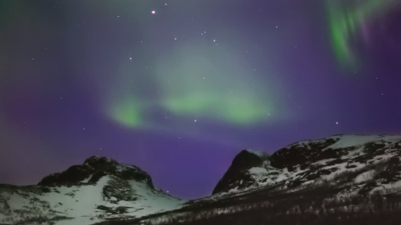colorida aurora invernal en un paisaje montañoso