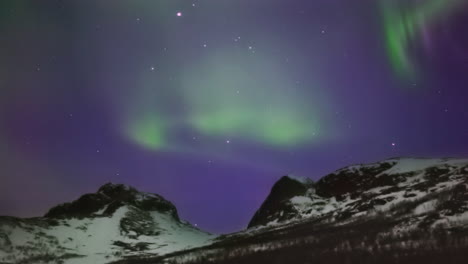 Bunte-Winter-Aurora-In-Bergiger-Landschaft