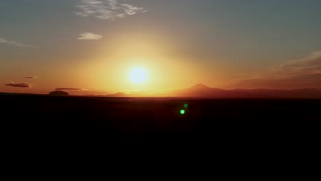 pintoresco paisaje de cielo dorado durante el amanecer con el volcán hekla en el sur de islandia