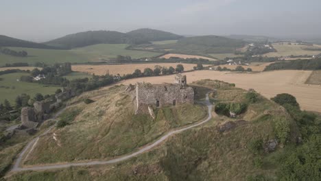 Irische-Burgruinen---Felsen-Von-Dunamase-Mit-Ländlicher-Landschaft-Im-Hintergrund-In-Dunamaise,-Irland