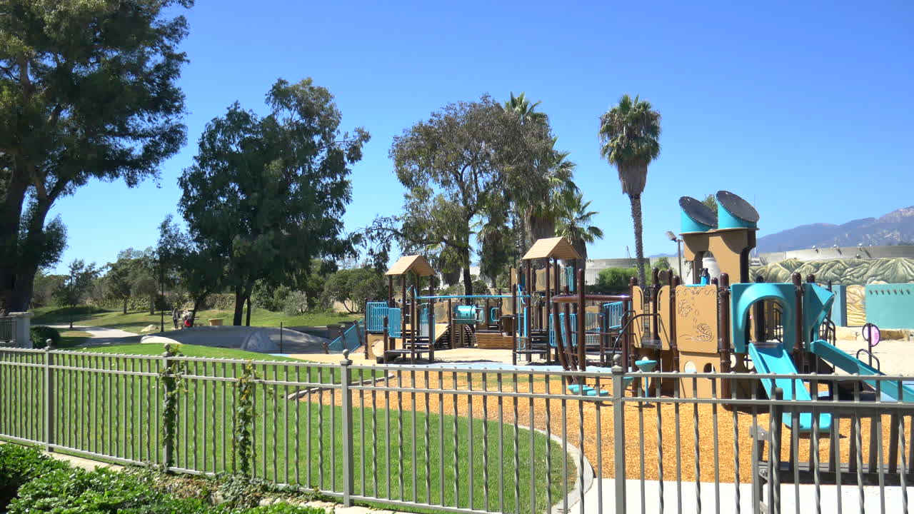 un parque vacío para niños en medio de un parque cerca de la playa en un día soleado en santa barbara, california