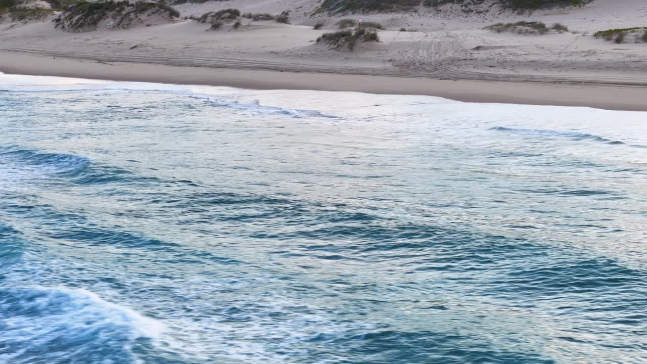 모래 해변 에 부히는 파도 들 의 공중 사진