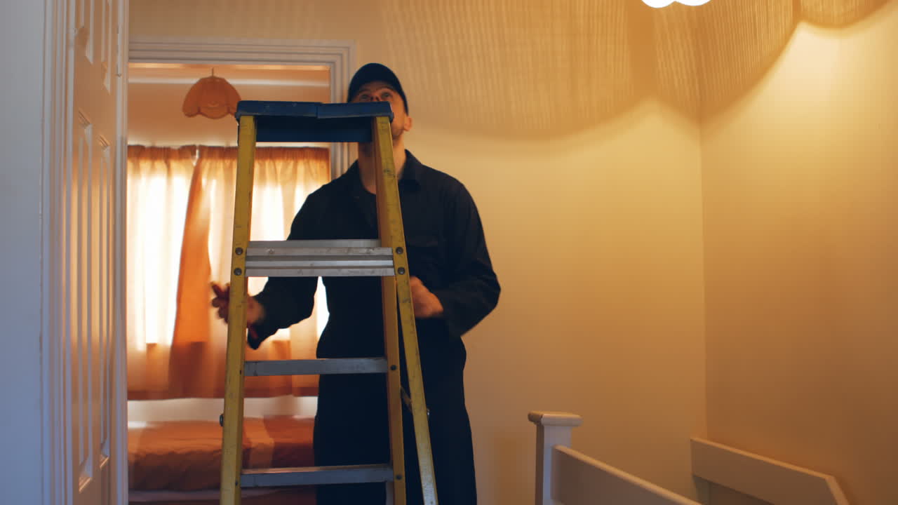 화재 탐지기를 수리하는 사람