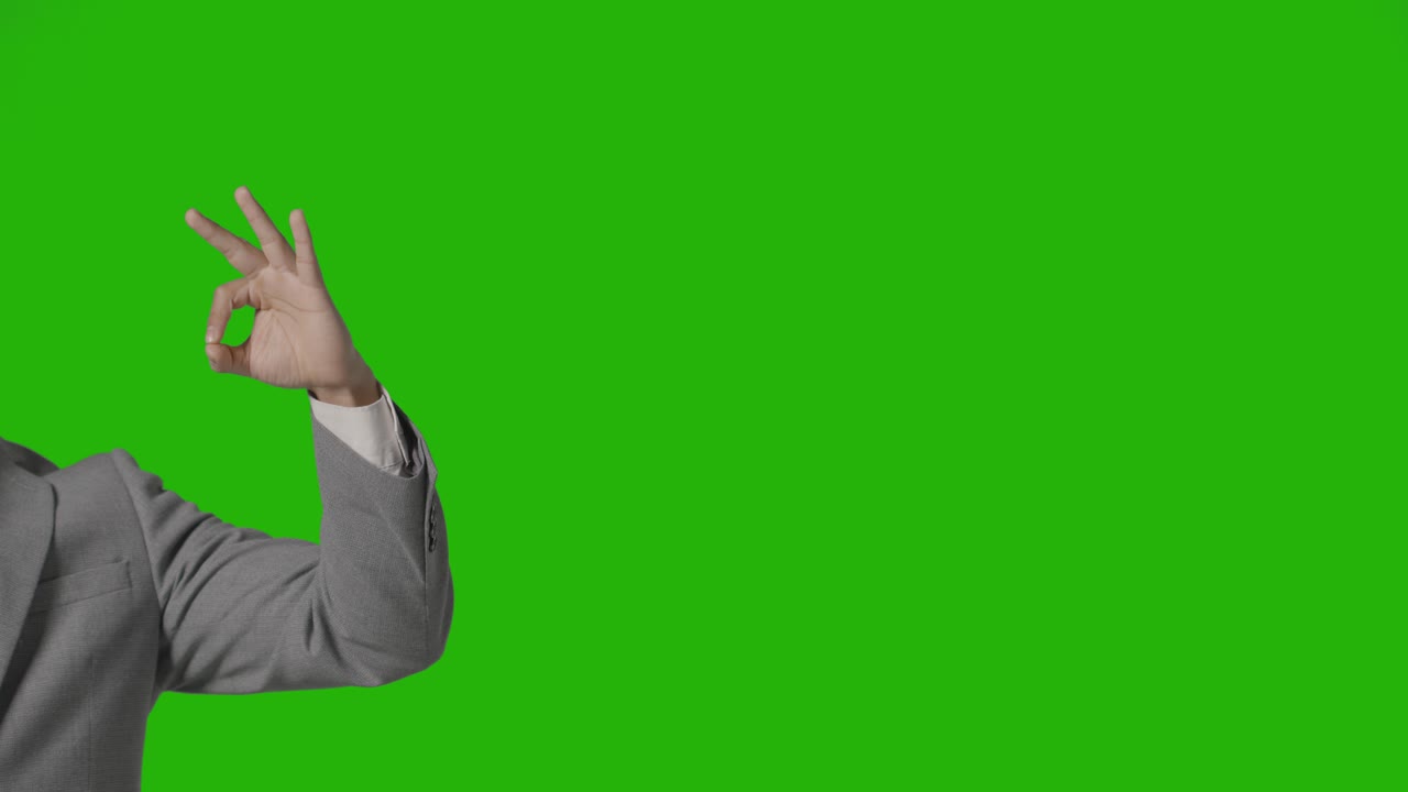 녹색 화면에 대해 확인 제스처를 제공하는 소송에서 사업가의 팔을 닫습니다