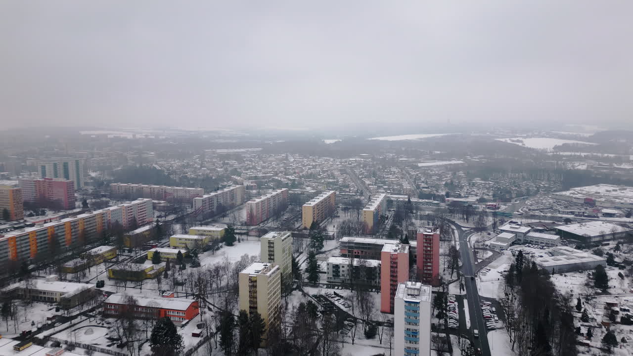 Glidende luftfoto som avslører leilighetsblokker fra sosialisttiden i Poruba-distriktet, Ostrava, Tsjekkia under dystert vintervær. Ideelt for dokumentar, forskning, akademisk bruk.