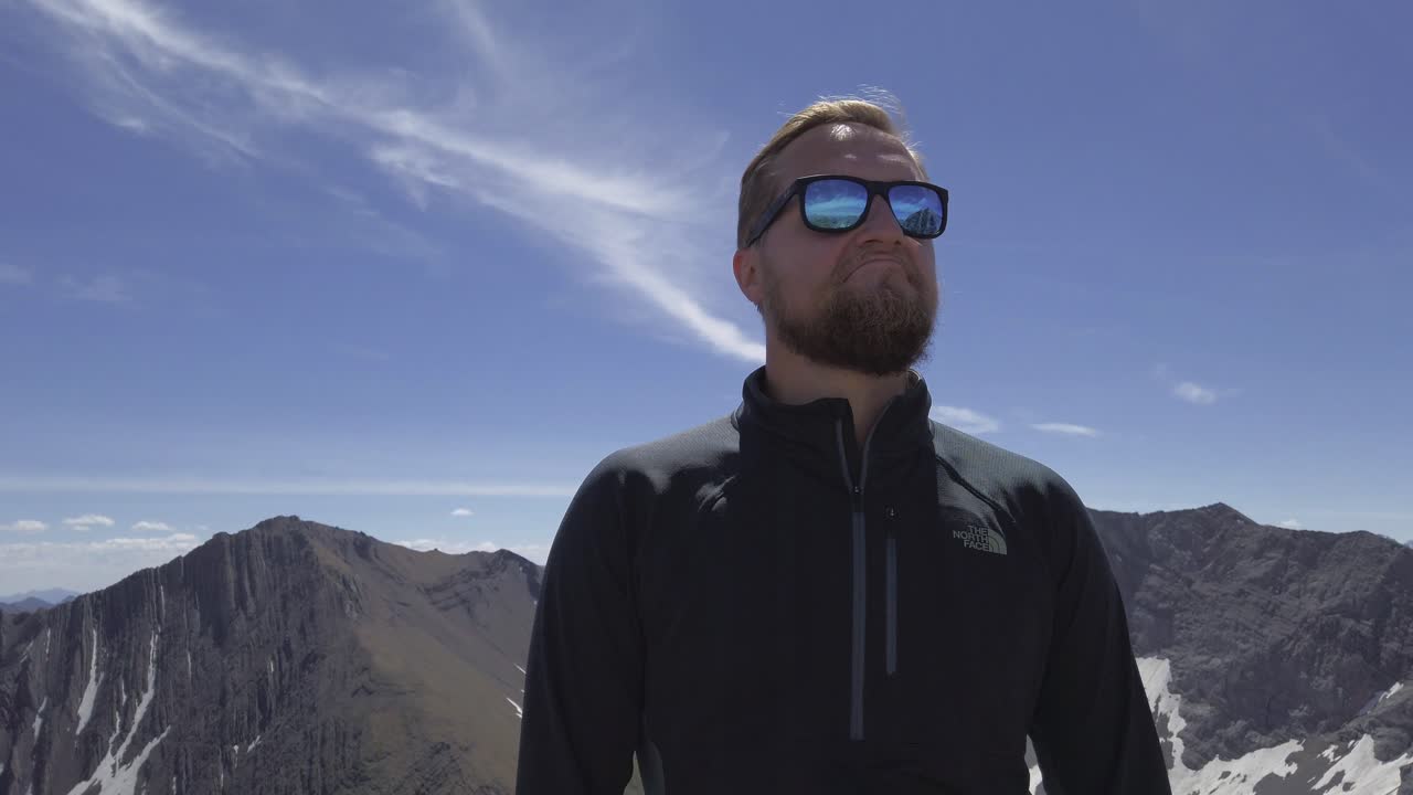 excursionista admirando la vista desde la cima de la montaña cerca de rockies kananaskis alberta canada