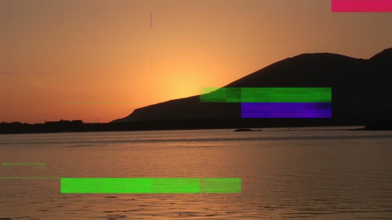 Animazione di glitch multicolore su vista panoramica del mare e montagna in silhouette contro un cielo sereno