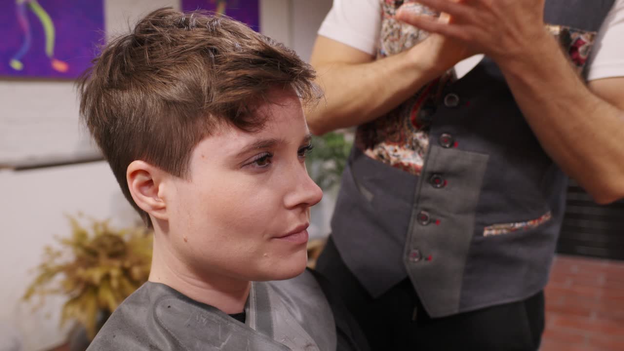 una mujer con el cabello arreglado.