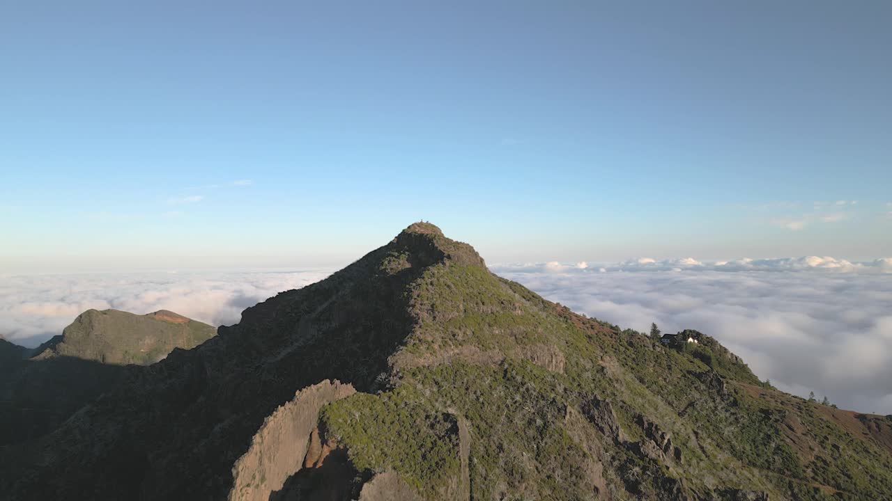 vista cinematográfica aérea de 4k de la inversión de las nubes en pico ruivo - isla de madeira - portugal