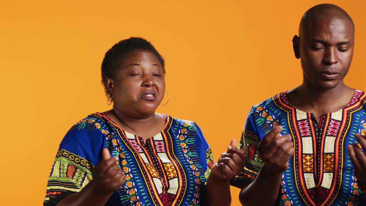 una pareja afroamericana confiada pidiendo dinero.