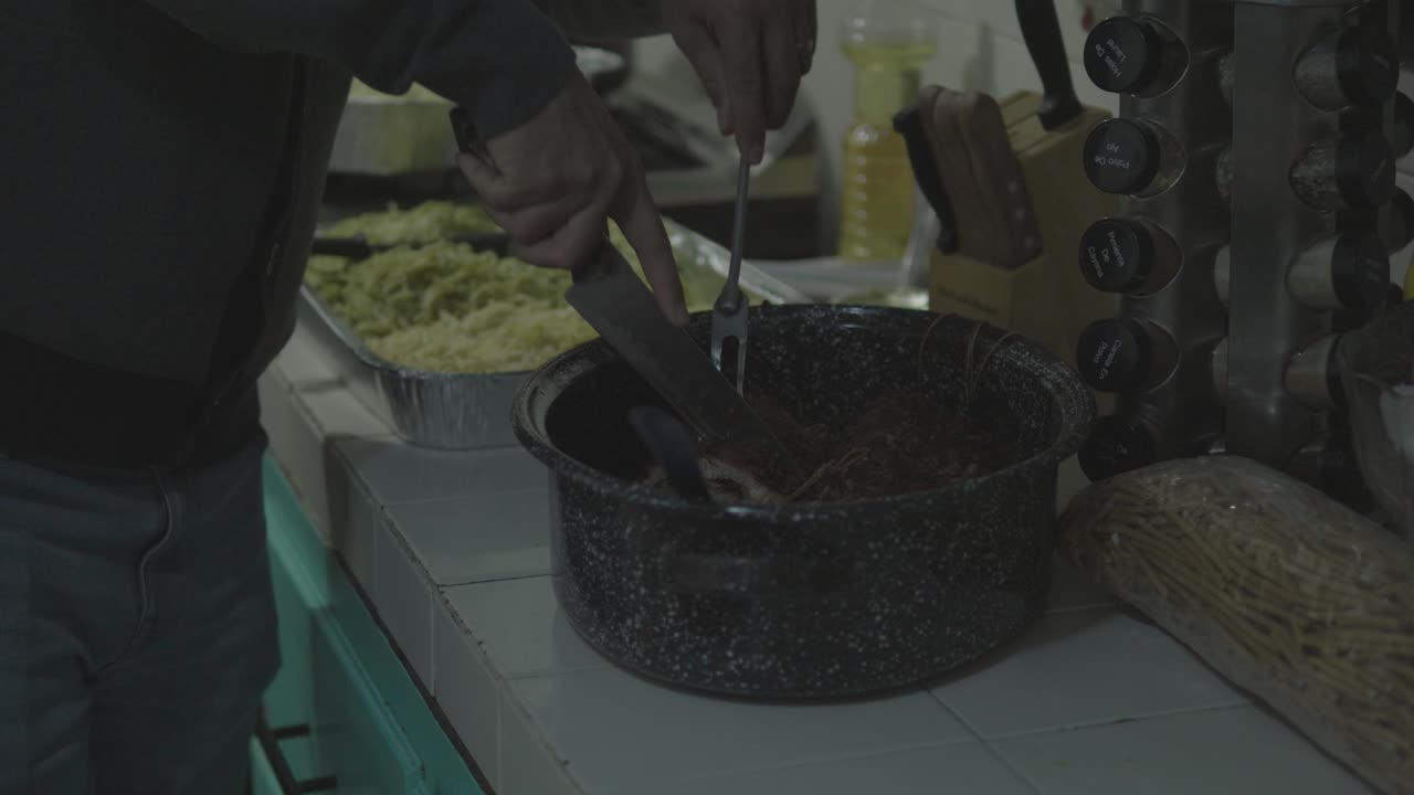 el hombre corta y sirve la cena de navidad