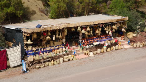 Tienda-De-Souvenirs-Artesanales-Junto-A-Las-Montañas-Del-Atlas-En-Marruecos